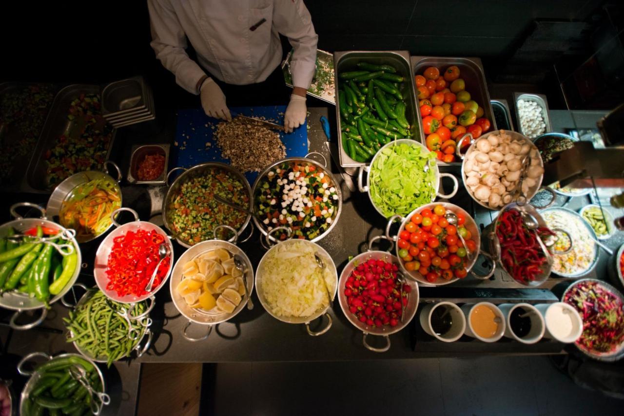 Cramim By Isrotel Exclusive Kiryat Anavim Buitenkant foto A chef preparing ingredients for a meal